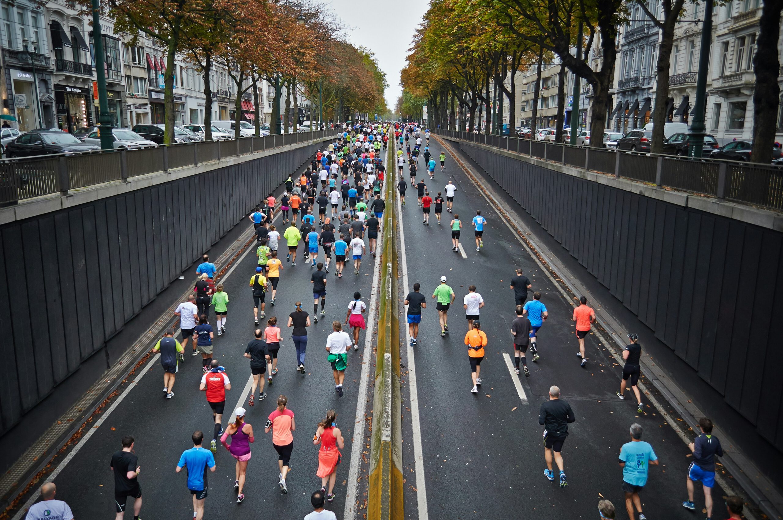 Symbolbild eines Laufwettkampfs über die Marathonstrecke. Vermutlich werde auch hier einige Füße Carbonschuhe zieren.